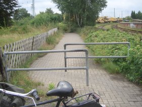 Umlaufsperre Heyestrae hinter Bahnbergang