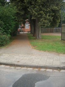 Hochbord Henriettenstrasse auf Weg zur Fugngerampel