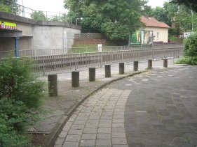 Betonpoller Glasstrasse/Verdener Strasse an der Bahnunterfhrung